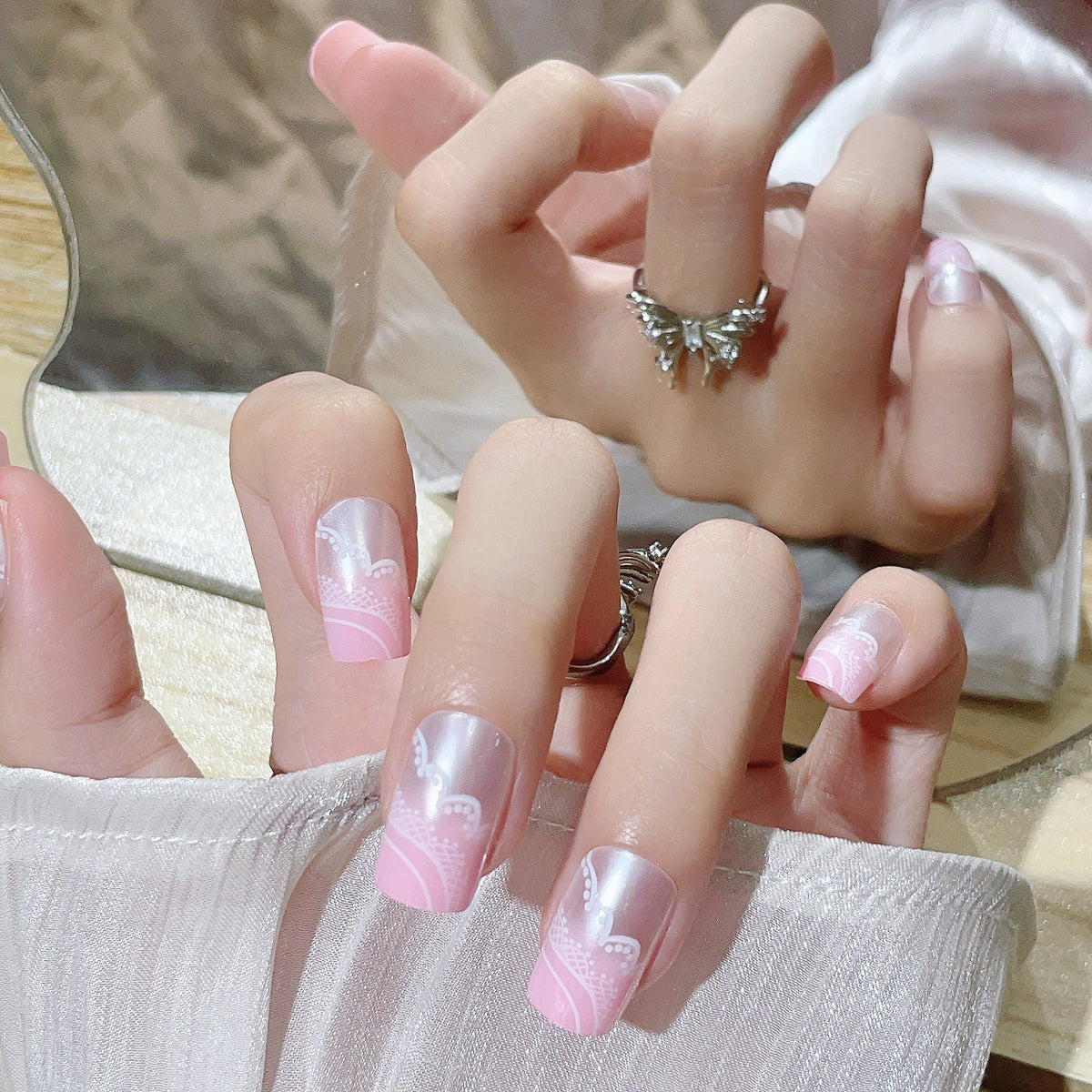 Elegantes Press-On Nagelkunst-Set mit kompliziertem Design