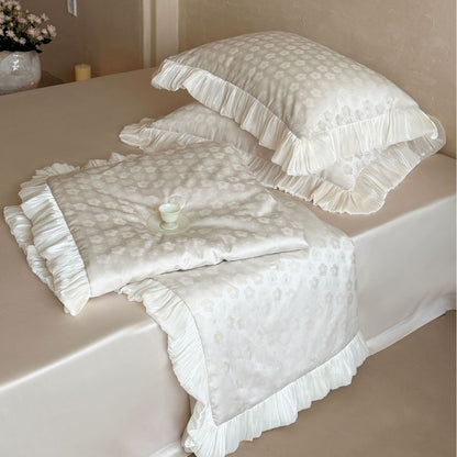 Satin-Steppbett-Set mit plissierten Volants und feiner Jacquard-Blumenstruktur