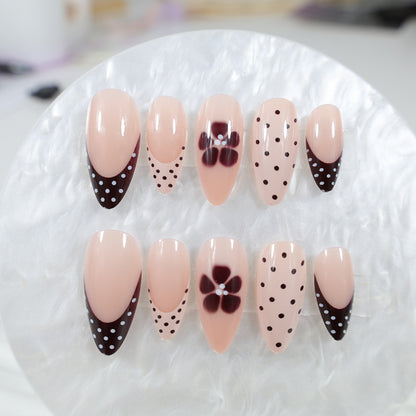 Kunstnagelset mit Eleganter Blüten- und Punktemuster Gestaltung Brehn