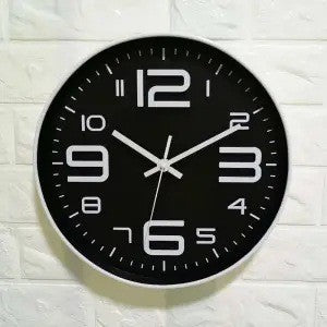 Wanduhr mit großem Ziffernblatt und modernem Design Brehn