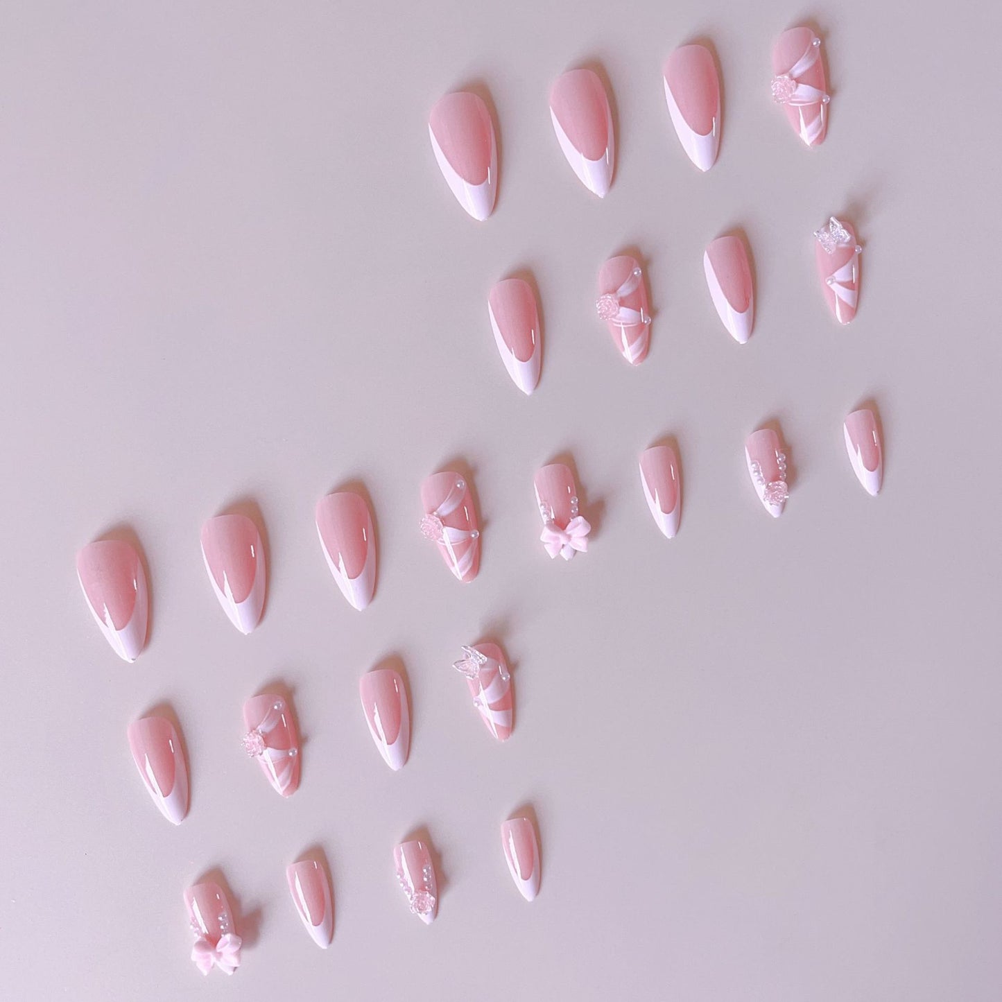 Kunstnagelset mit romantischen 3D-Blüten- und Schleifenverzierungen Brehn