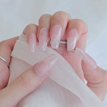 Künstlerisches Press-On Nagelkunstset mit Herz- und himmlischen Designs