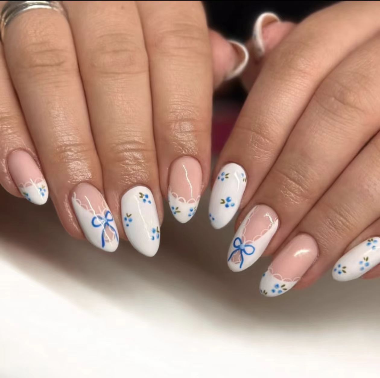 Kunstnägel mit Charmantem Blumen- und Schleifendekor Brehn
