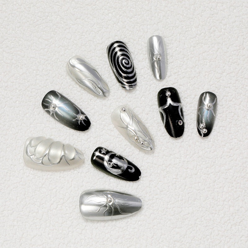 Kunstnägel mit Metallic-Effekten und komplexen Designs Brehn