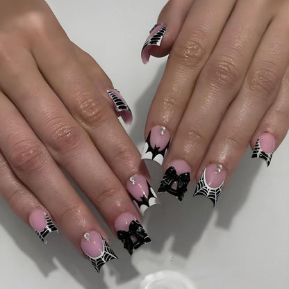 Kunstnagelset mit gruseligen Clown-Motiven und extravaganten Akzenten Brehn