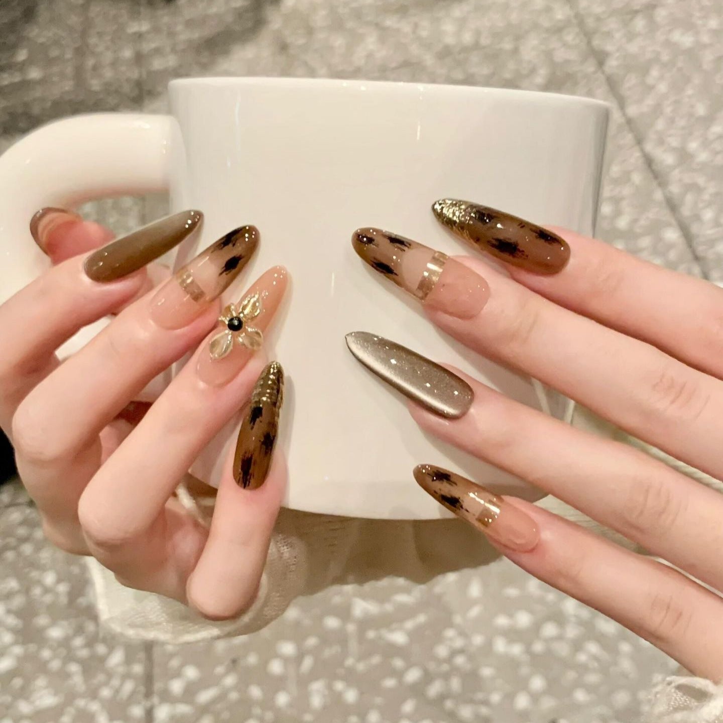 Kunstnägel mit Eleganten Goldverzierungen Brehn