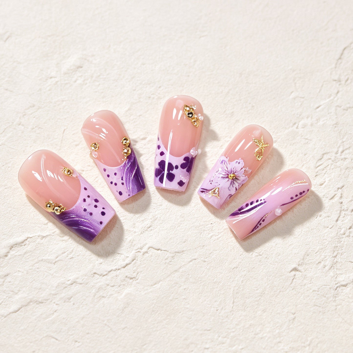 Künstlerisches Floral Press-On Nageldesign Brehn