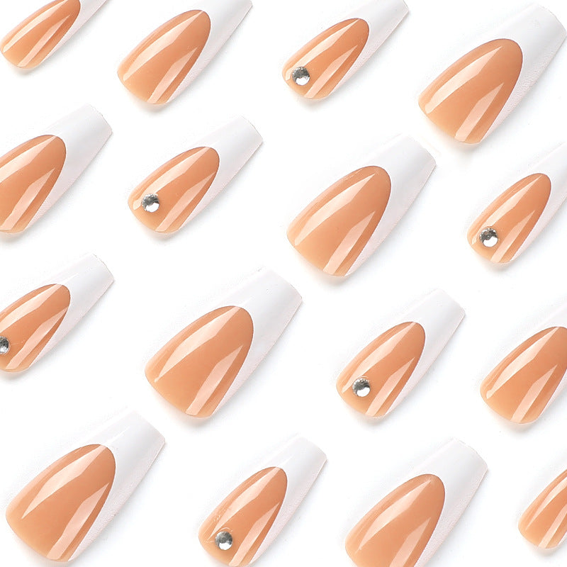 Kunstvolle Nagelverlängerungen mit eleganter French-Spitze Brehn