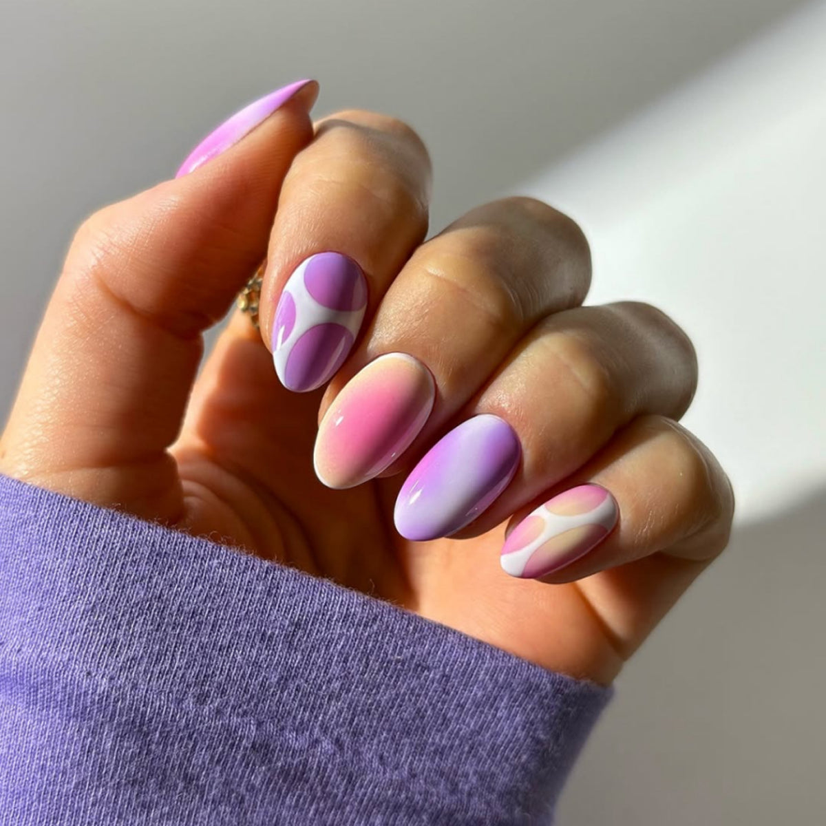 Elegante und kreative Nagelkunst mit sanftem Farbverlauf und geometrischen Akzenten Brehn