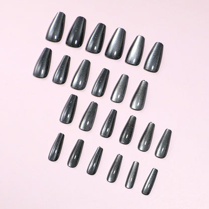 Glänzende Stiletto Press-On Nagelkunst mit Ombre-Effekt Brehn
