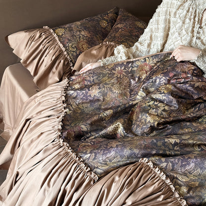 Opulente Jacquard-Bettwäschegarnitur mit großem Volant und dekorativer Rüscheneinfassung