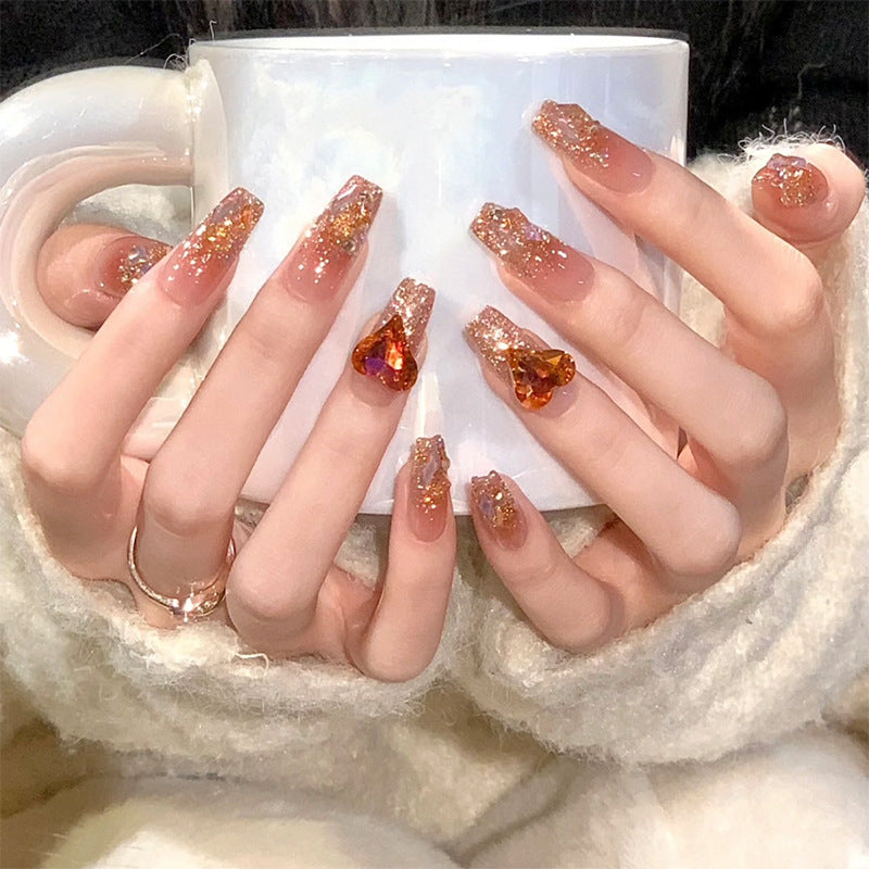 Kunstnagelset mit Glitzer- und Herzakzenten Brehn