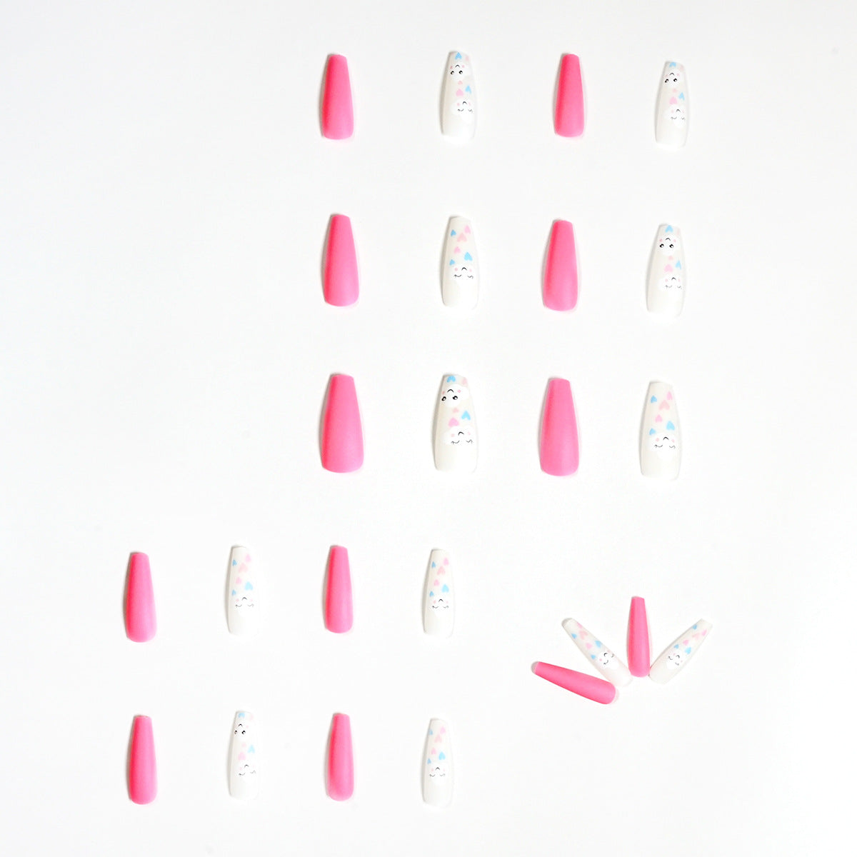 Kunstvolle Nagelkunst mit niedlichen Wolken- und Herzmotiven Brehn