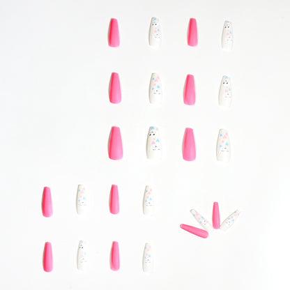 Kunstvolle Nagelkunst mit niedlichen Wolken- und Herzmotiven Brehn