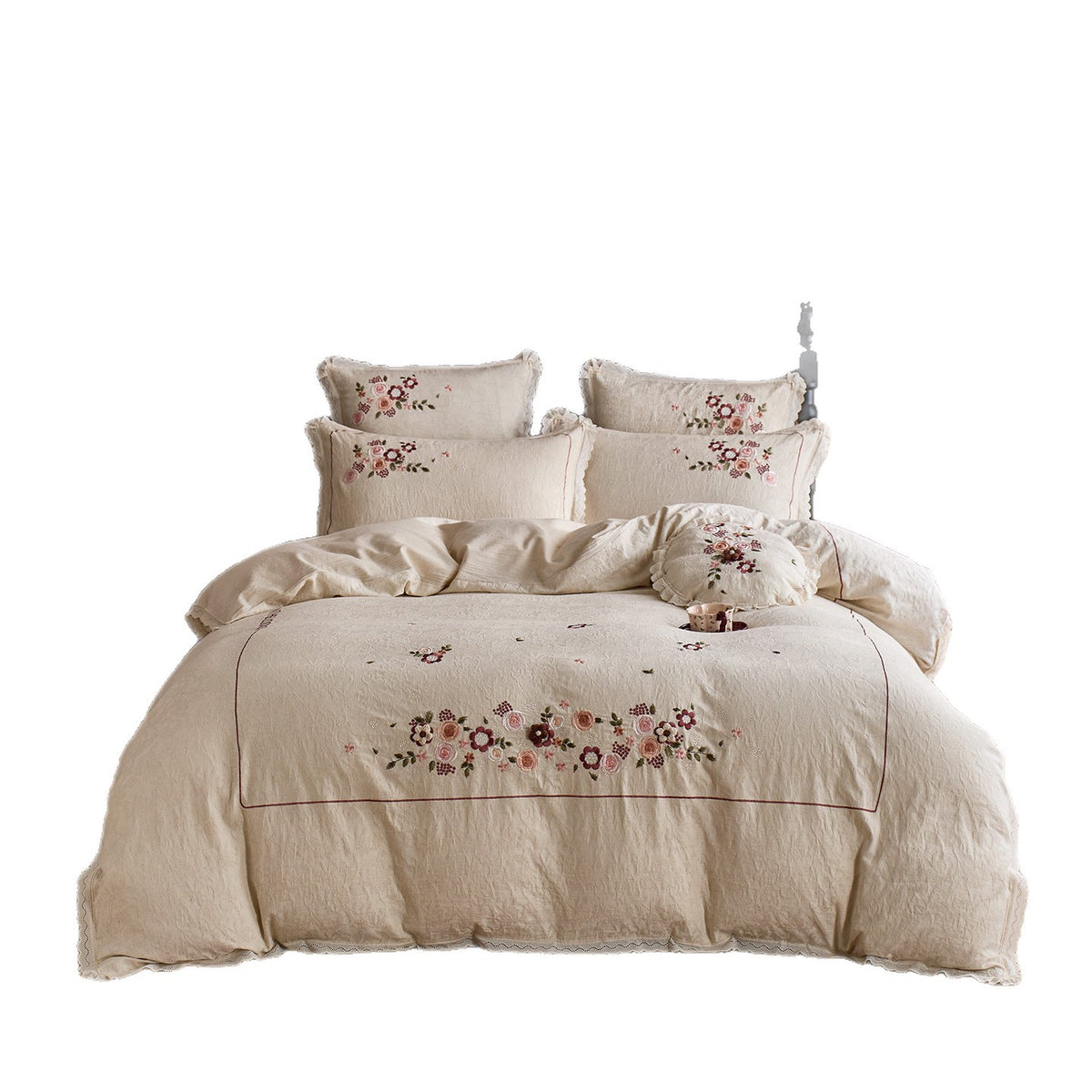 Romantische Bettwäsche‑Garnitur aus Baumwoll‑Leinen mit floraler Stickerei und gewelltem Saum