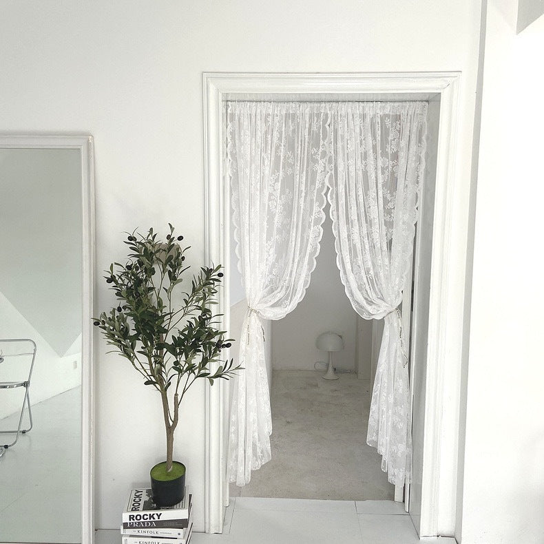 Elegante Spitzenfensterdekoration