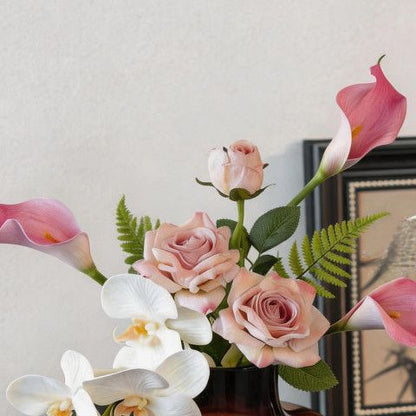 Realistisches Blumenarrangement in dekorativer Vase