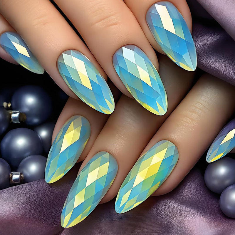 Kunstnägel mit luxuriösem facettiertem Design Brehn