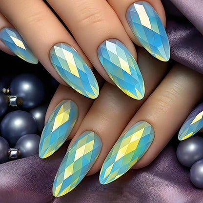 Kunstnägel mit luxuriösem facettiertem Design Brehn