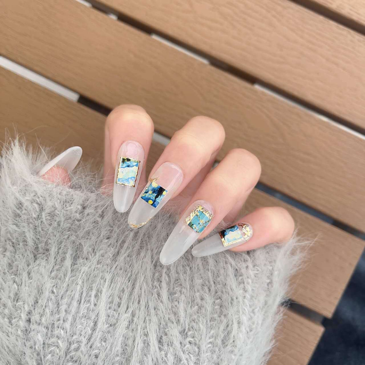 Künstlerisches Press-On Nagelset mit floralen und landschaftlichen Designs