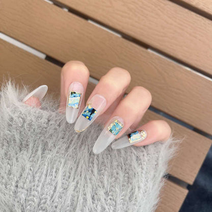 Künstlerisches Press-On Nagelset mit floralen und landschaftlichen Designs