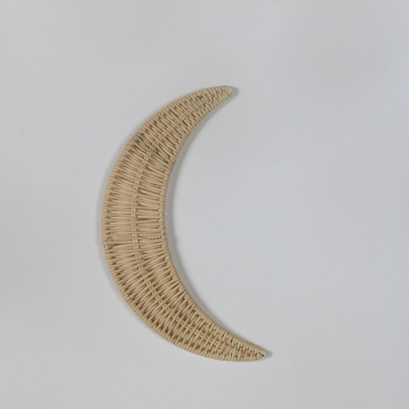 Wanddekoration aus handgewebtem Rattan im Monddesign Brehn