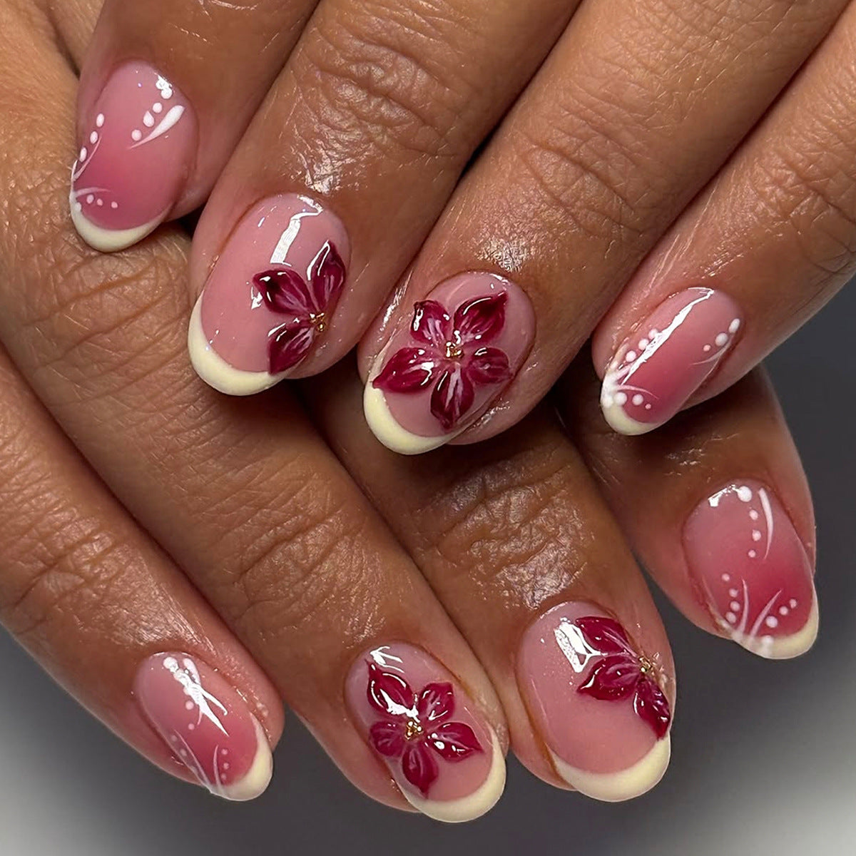Kunstvolle Fingernägel mit Floralen Details Brehn