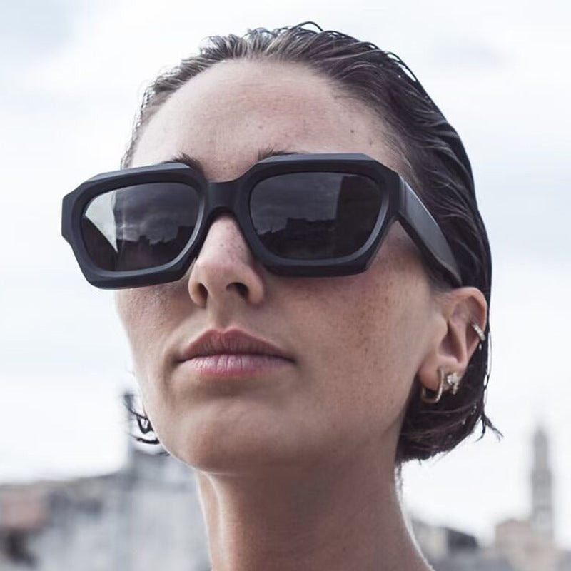 Damen stilvolle Sonnenbrille im geometrischen Design Brehn