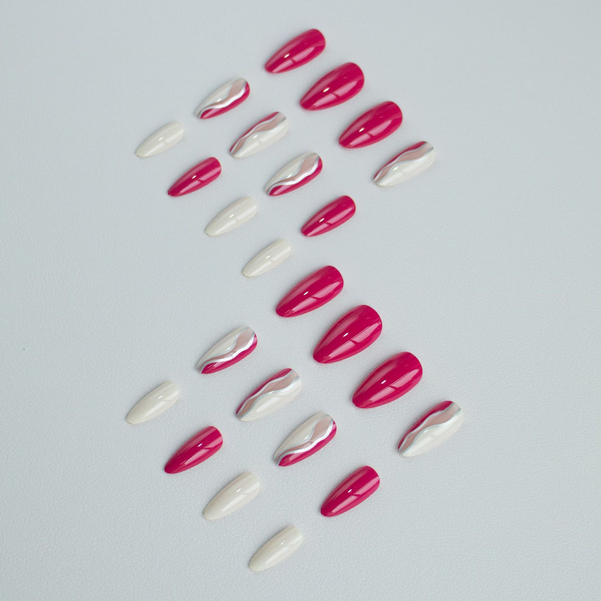 Künstlerisches Wellenmuster Nagelkunst