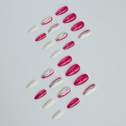 Künstlerisches Wellenmuster Nagelkunst