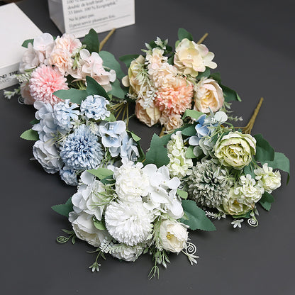 Luxuriöser Faux-Blumenstrauß