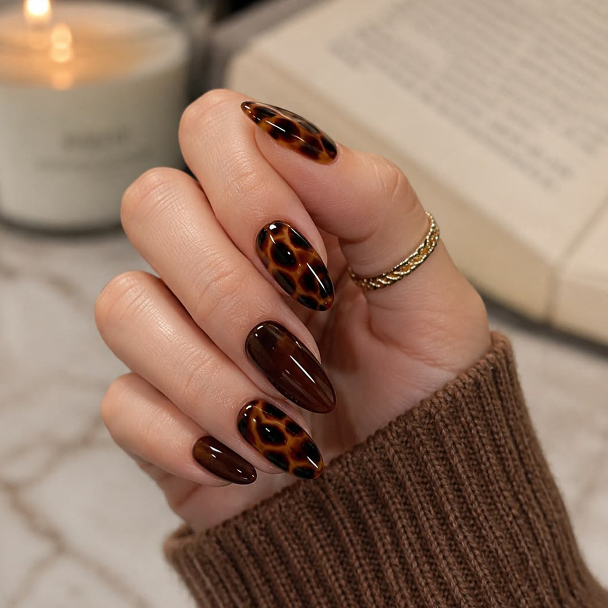 Kunstvolle Stiletto-Nägel mit elegantem Leopardenmuster Brehn
