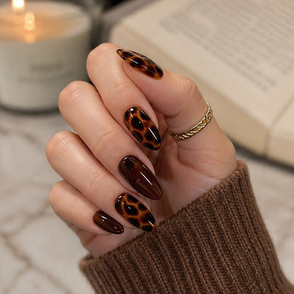 Kunstvolle Stiletto-Nägel mit elegantem Leopardenmuster Brehn