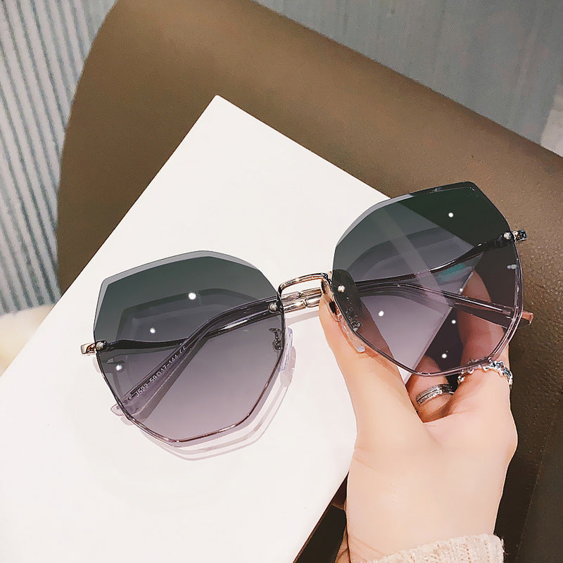 Damen oversized Sonnenbrille mit stilvollem, facettiertem Rahmen Brehn