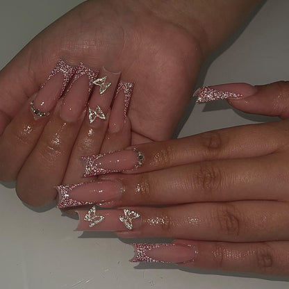 Kunstvolle Nagelverlängerungen mit Glitzer und dekorativen Akzenten Brehn