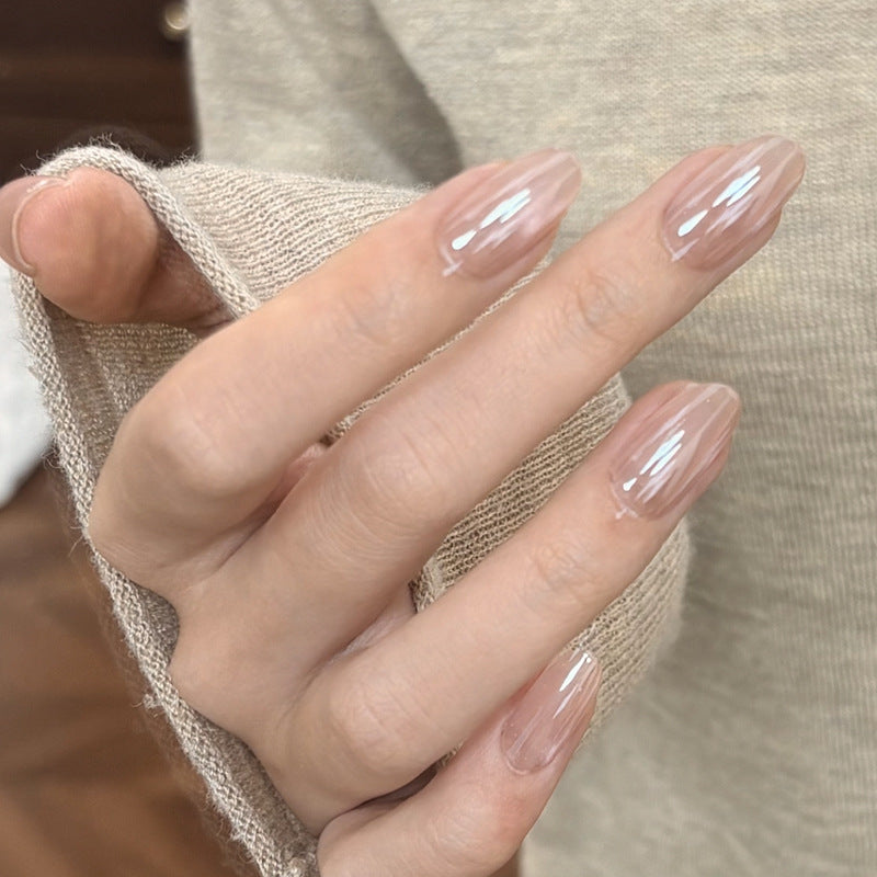 Glänzende Nagelkunst mit subtilen Streifen Brehn