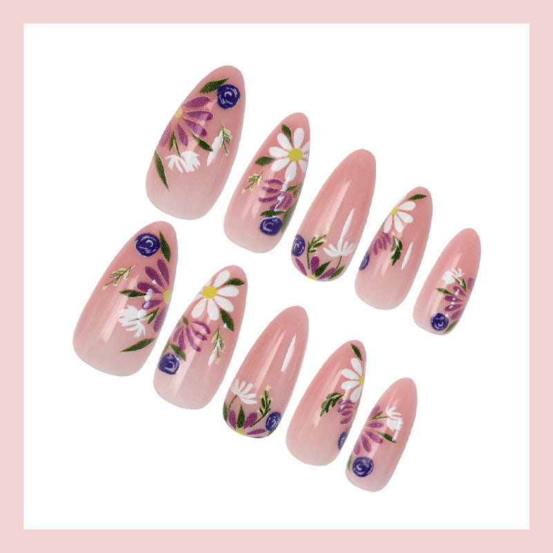 Kunstnagelset mit floralen Designs und eleganten Spitzen Brehn