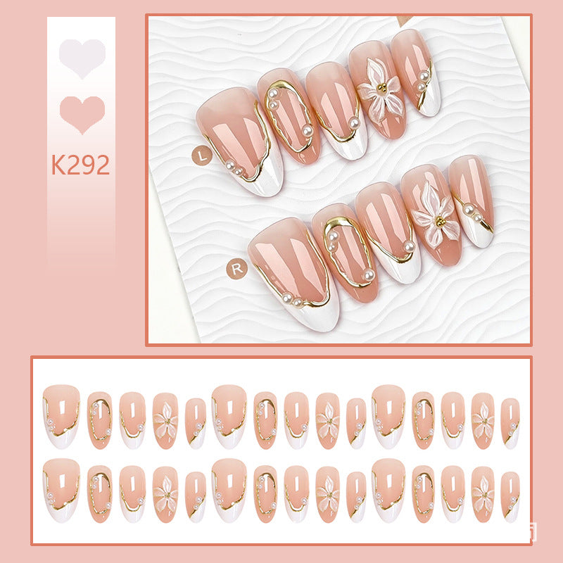 Kunstnagelset mit eleganten floralem Design und glamourösen 3D-Applikationen Brehn