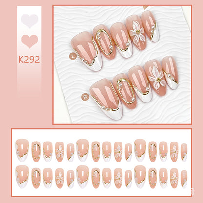 Kunstnagelset mit eleganten floralem Design und glamourösen 3D-Applikationen Brehn