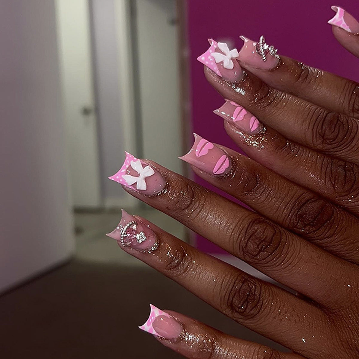 Kunstvolle Nagelkunst mit Glitzer- und Blumendesign Brehn