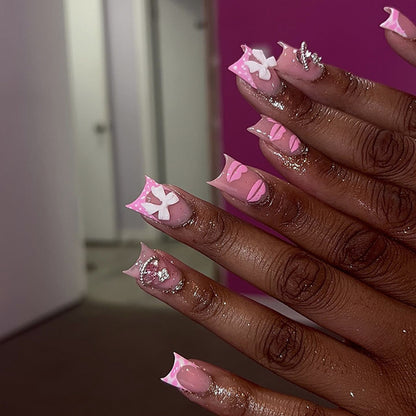 Kunstvolle Nagelkunst mit Glitzer- und Blumendesign Brehn