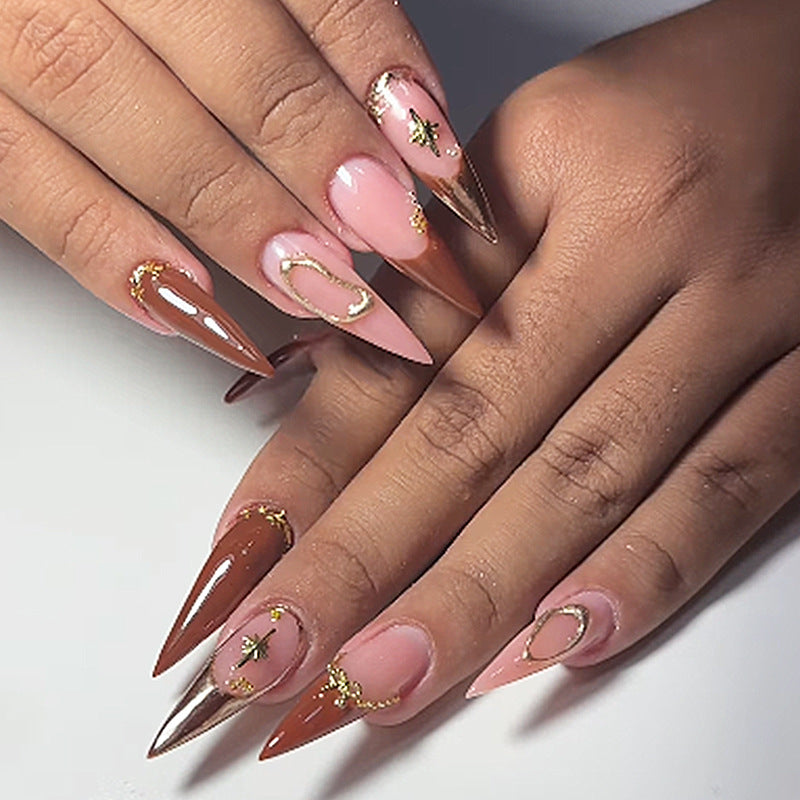 Elegantes dekoratives Press-On-Nagelset mit goldenen Akzenten Brehn