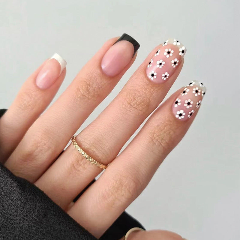 Kunstvolle Nagelkunst mit Blumen-Design Brehn