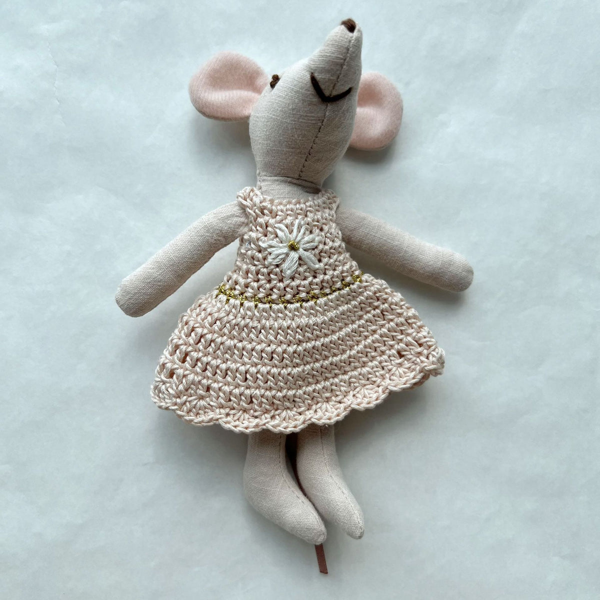 Handgefertigte Leinen-Baumwoll-Mauspuppe mit Häkelkleid und gestickter Blume
