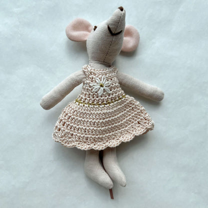 Handgefertigte Leinen-Baumwoll-Mauspuppe mit Häkelkleid und gestickter Blume
