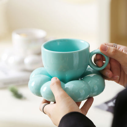 Keramikbecher mit skulpturaler Bubble-Untertasse