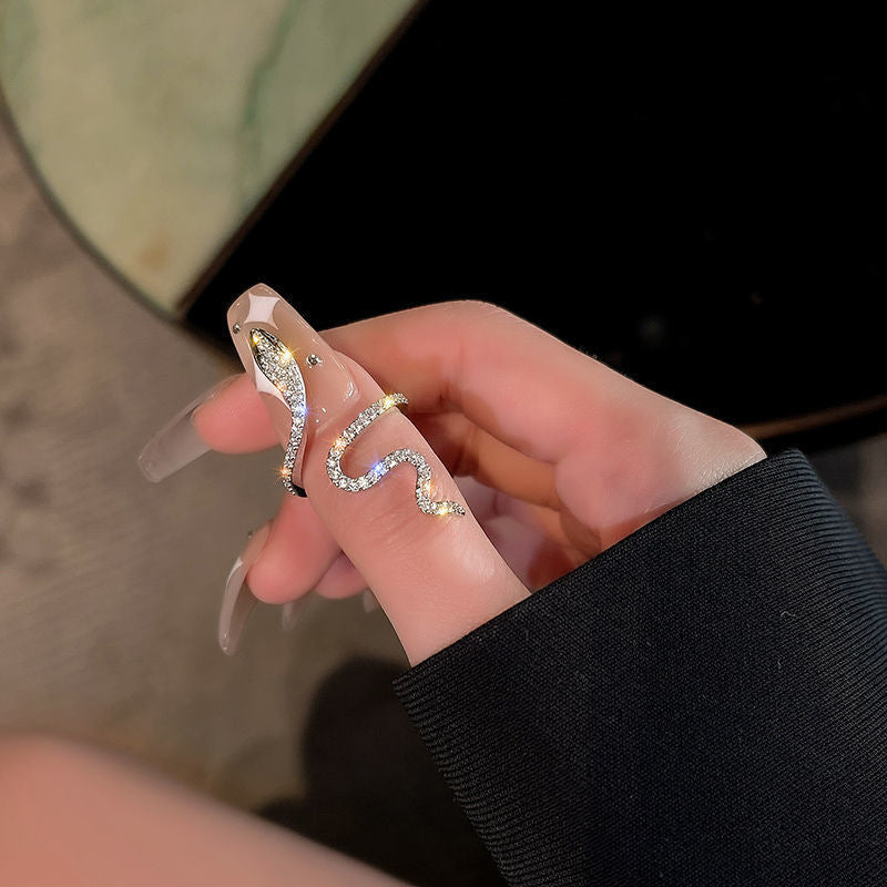 Eleganter Schlangenring mit Funkelnden Zirkonia Steinen Brehn