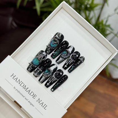 Künstlerisches Press-On Nagelkunst Set mit bezaubernden Designs