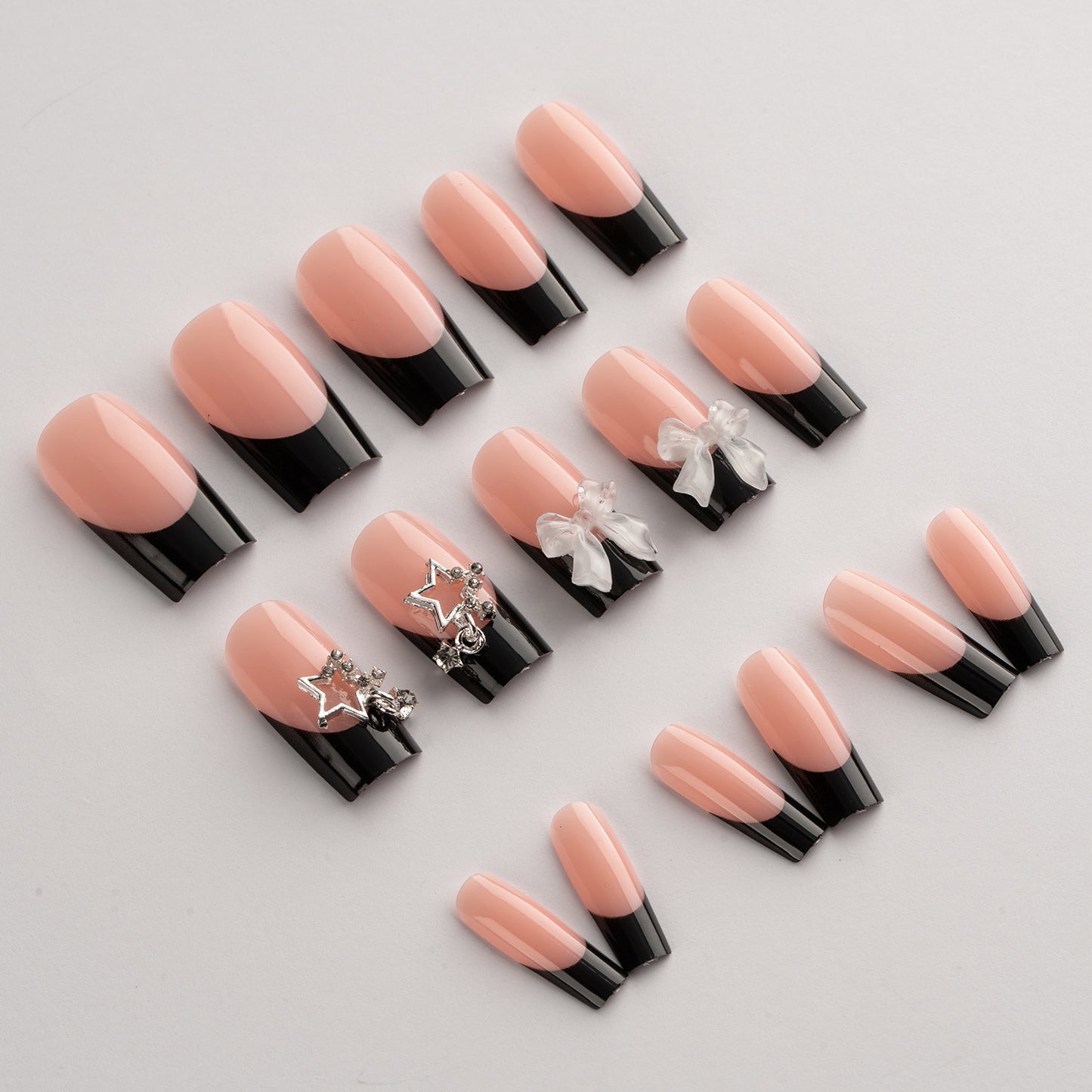 Glamouröses Kunstnagelset mit 3D-Schleifen und Glitzerverzierungen Brehn