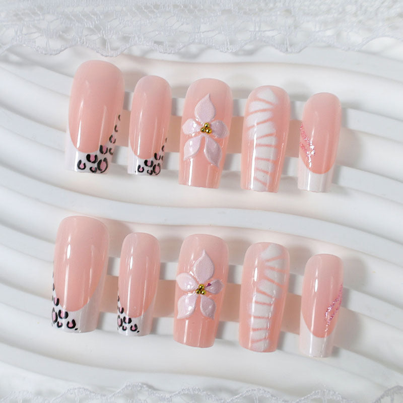 Elegantes Kunstnagelset mit floralen und tierischen Akzenten Brehn